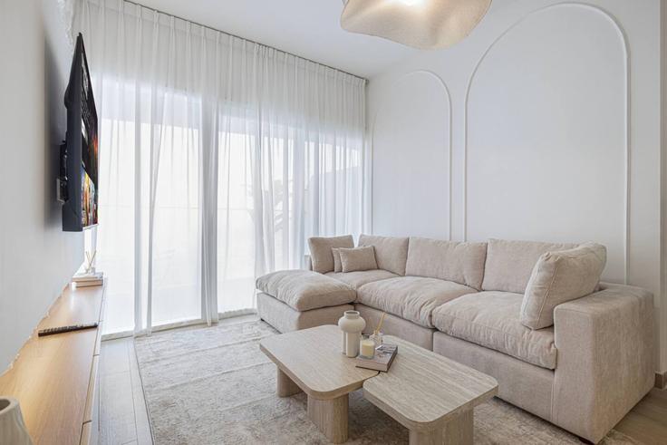 Elegant gestaltetes Wohnzimmer mit moderner Einrichtung in einer Wohnung im Building Lazuward South West - medini-homes - 1333547 in Jumeirah Village, Dubai Elegant gestaltetes Wohnzimmer mit moderner Einrichtung in einer Wohnung im Building Lazuward South West - medini-homes - 1333547 in Jumeirah Village, Dubai