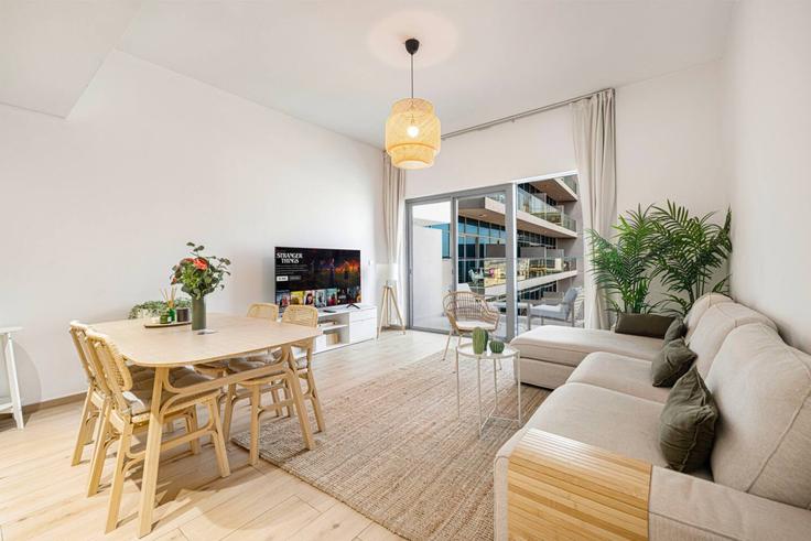Salle de séjour élégante avec mobilier moderne dans un appartement à Building Downtown Street - medini-homes - 1333549 à Downtown Jabel Ali, Dubai