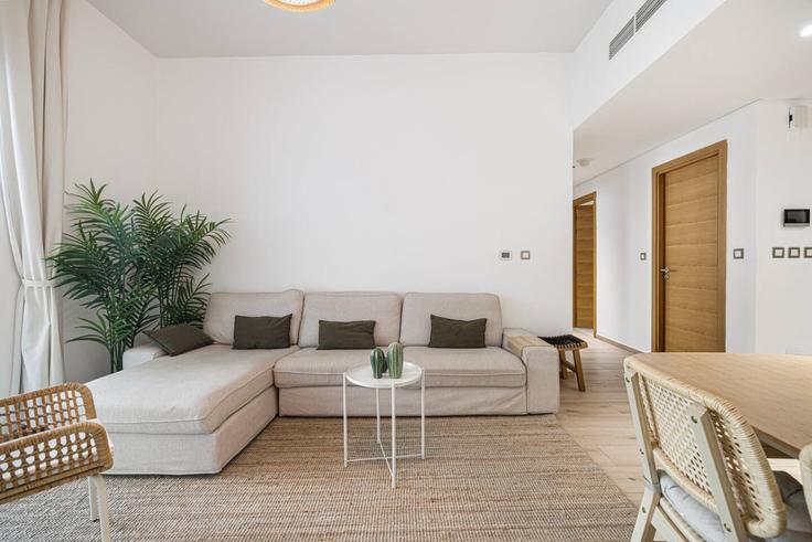 Building Downtown Street - medini-homes - 1333549 adresindeki bir dairede modern mobilyalarla zarif bir şekilde tasarlanmış oturma odası Downtown Jabel Ali, Dubai