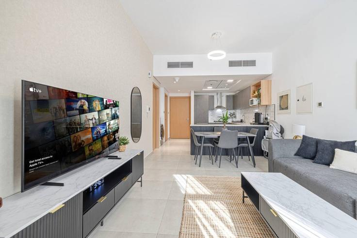 Al Barsha South Fourth, Dubai에 위치한 Building Bijada Boulevard South - medini-homes - 1333550 유닛의 세련된 인테리어가 돋보이는 거실 Al Barsha South Fourth, Dubai에 위치한 Building Bijada Boulevard South - medini-homes - 1333550 유닛의 세련된 인테리어가 돋보이는 거실