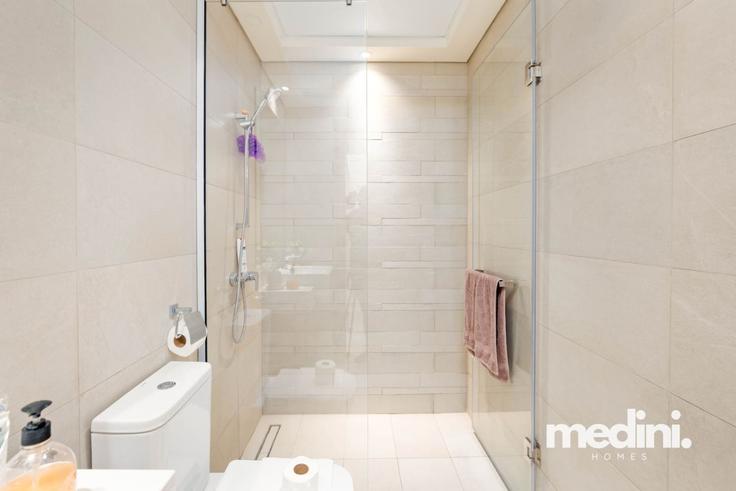 Nad Al Sheba, Dubai의 Building Tariaq Bedon Esm - medini-homes - 1333560에 위치한 세련되고 감각적으로 디자인된 욕실 Nad Al Sheba, Dubai의 Building Tariaq Bedon Esm - medini-homes - 1333560에 위치한 세련되고 감각적으로 디자인된 욕실