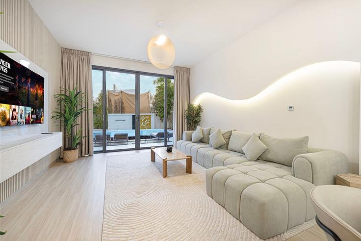 Sala de estar elegantemente projetada com móveis modernos em um apartamento no Building Tariaq Bedon Esm - medini-homes - 1333565 em Dubai South Golf District, Dubai