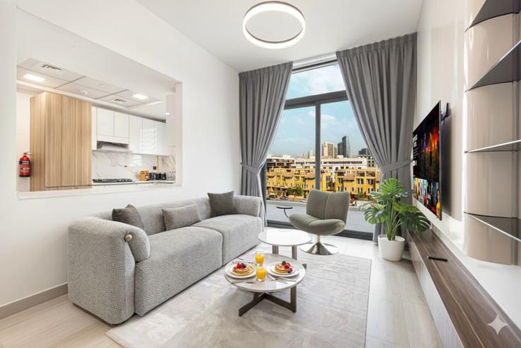 Elegant gestaltetes Wohnzimmer mit moderner Einrichtung in einer Wohnung im Building Street 5 - medini-homes - 1333566 in Jumeirah Village, Dubai