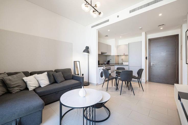 Salle de séjour élégante avec mobilier moderne dans un appartement à Building Tariaq Bedon Esm - medini-homes - 1353859 à Nad Al Sheba, Dubai Salle de séjour élégante avec mobilier moderne dans un appartement à Building Tariaq Bedon Esm - medini-homes - 1353859 à Nad Al Sheba, Dubai