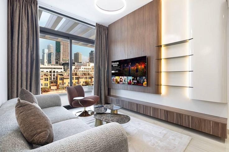 Elegant gestaltetes Wohnzimmer mit moderner Einrichtung in einer Wohnung im Building Bijada Boulevard North - medini-homes - 1354419 in Jumeirah Village, Dubai