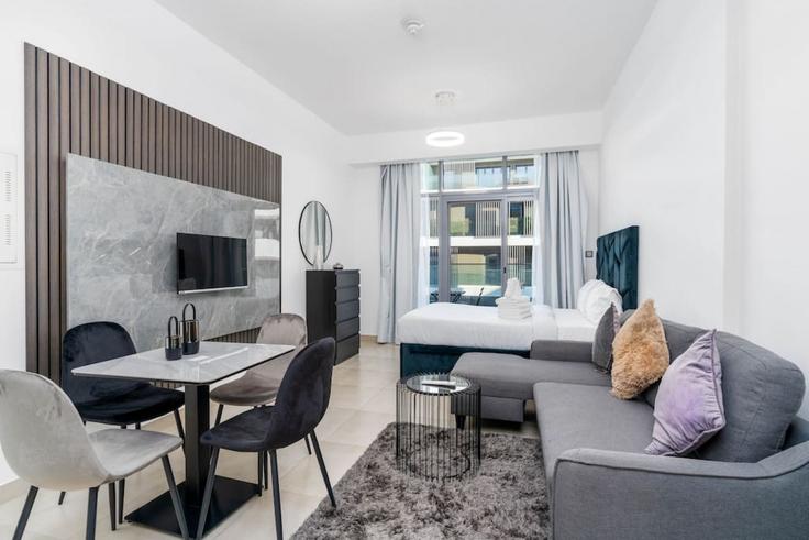 Elegante sala de estar con mobiliario moderno en un apartamento en Building Street 30 - medini-homes - 1355642 en Al Barsha South Fourth, Dubai