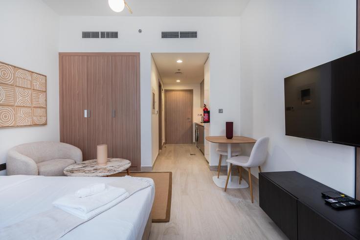 Sala de estar elegantemente projetada com móveis modernos em um apartamento no Building Tariaq Bedon Esm - medini-homes - 1357393 em Nad Al Sheba, Dubai