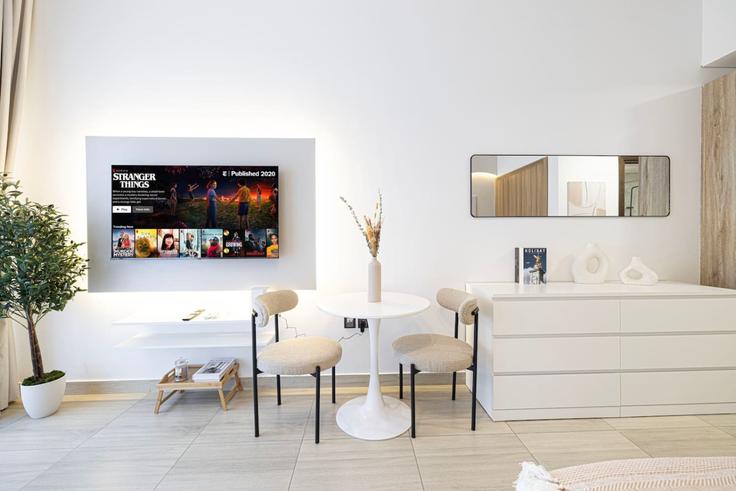 Building Street 5 - medini-homes - 1357404 adresindeki bir dairede modern mobilyalarla zarif bir şekilde tasarlanmış oturma odası Al Barsha South Fourth, Dubai