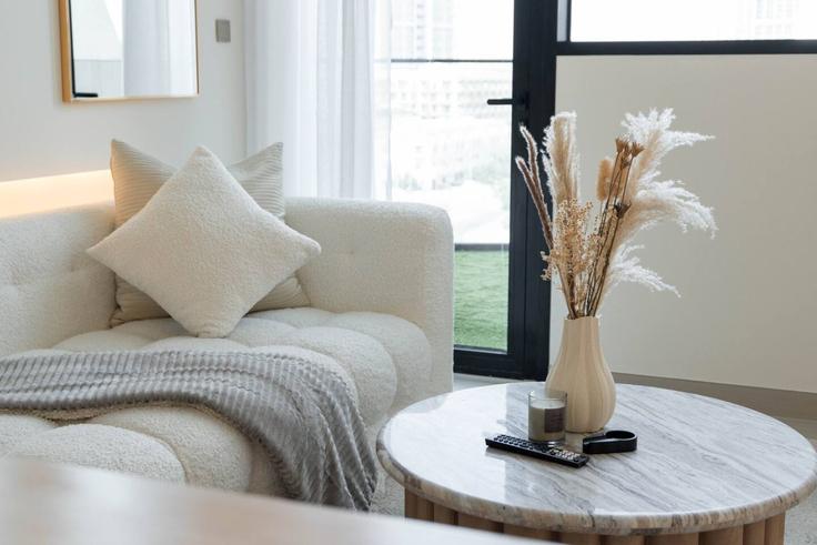 Sala de estar elegantemente projetada com móveis modernos em um apartamento no Building Jumeriah Village St 1 - medini-homes - 1407661 em Al Barsha South Fourth, Dubai Sala de estar elegantemente projetada com móveis modernos em um apartamento no Building Jumeriah Village St 1 - medini-homes - 1407661 em Al Barsha South Fourth, Dubai