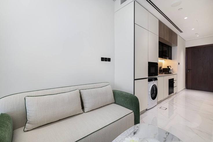 Elegant gestaltetes Wohnzimmer mit moderner Einrichtung in einer Wohnung im Building Umm Suqeim Street - medini-homes - 1624270 in Al Barsha South Second, Dubai