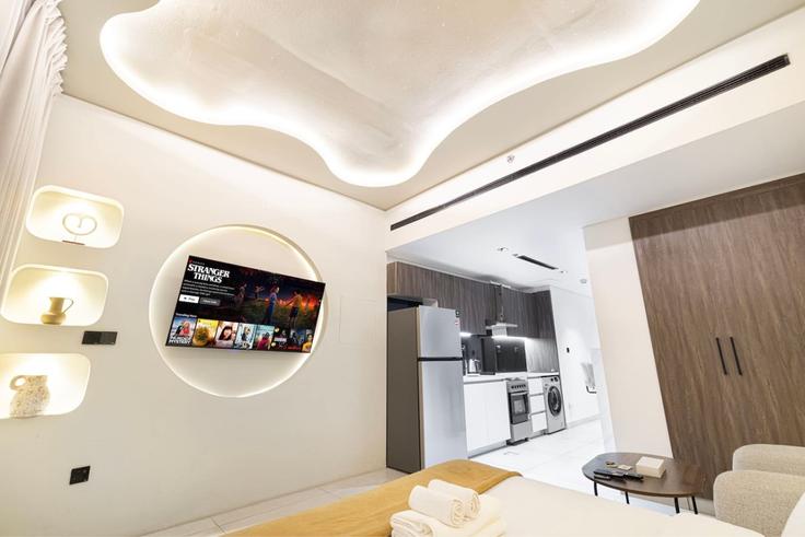 Elegant gestaltetes Wohnzimmer mit moderner Einrichtung in einer Wohnung im Building Summer 2 - medini-homes - 1641836 in Al Barsha South Fourth, Dubai