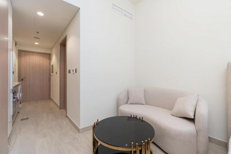 Sala de estar elegantemente projetada com móveis modernos em um apartamento no Building Tariaq Bedon Esm - medini-homes - 1333509 em Nad Al Sheba, Dubai Sala de estar elegantemente projetada com móveis modernos em um apartamento no Building Tariaq Bedon Esm - medini-homes - 1333509 em Nad Al Sheba, Dubai