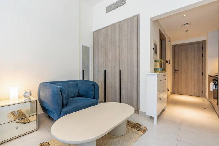 Elegante sala de estar con mobiliario moderno en un apartamento en Building Street 5 - medini-homes - 1333485 en Jumeirah Village, Dubai