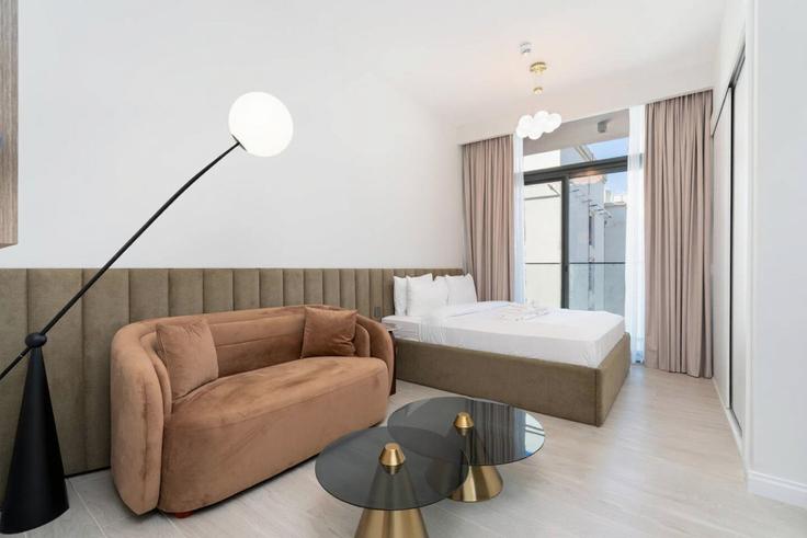 Al Jaddaf, Dubai에 위치한 Building Tariaq Bedon Esm - medini-homes - 1333512 유닛의 세련된 인테리어가 돋보이는 거실