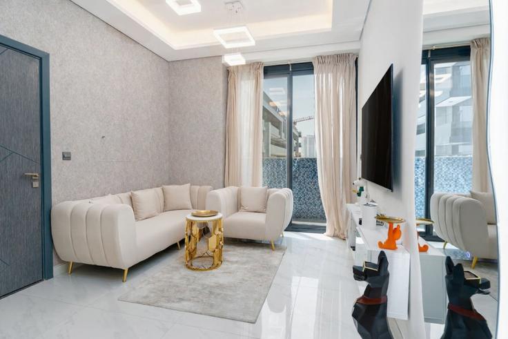 Building Hessa Street - medini-homes - 1333484 adresindeki bir dairede modern mobilyalarla zarif bir şekilde tasarlanmış oturma odası Al Hebiah Second, Dubai