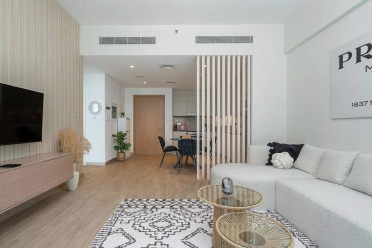 Al Kheeran First, Dubai에 위치한 Building Tariaq Bedon Esm - medini-homes - 1357398 유닛의 세련된 인테리어가 돋보이는 거실