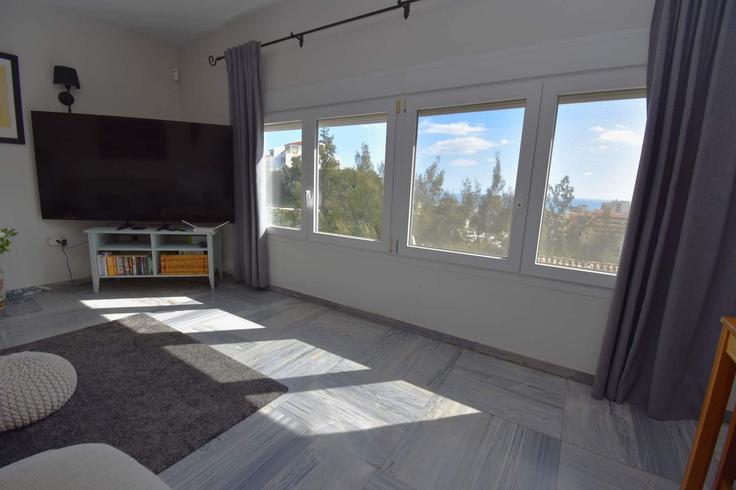 Building Calle los Hinojos - mediterra-sales-rentals-1 - 1523070 adresindeki bir dairede modern mobilyalarla zarif bir şekilde tasarlanmış oturma odası Fuengirola, Fuengirola Building Calle los Hinojos - mediterra-sales-rentals-1 - 1523070 adresindeki bir dairede modern mobilyalarla zarif bir şekilde tasarlanmış oturma odası Fuengirola, Fuengirola