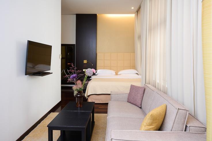 Elegant gestaltetes Wohnzimmer mit moderner Einrichtung in einer Wohnung im Building Vorlaufstraße - medox-restaurant-und-hotelbetriebs-gmbh - 1629776 in Vienna, Vienna Elegant gestaltetes Wohnzimmer mit moderner Einrichtung in einer Wohnung im Building Vorlaufstraße - medox-restaurant-und-hotelbetriebs-gmbh - 1629776 in Vienna, Vienna