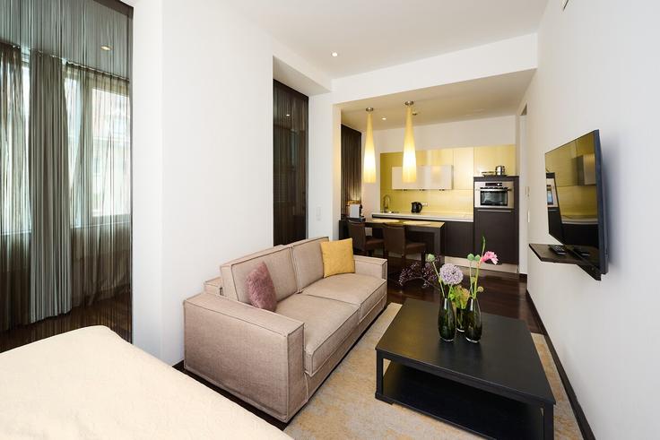 Elegant gestaltetes Wohnzimmer mit moderner Einrichtung in einer Wohnung im Building Vorlaufstraße - medox-restaurant-und-hotelbetriebs-gmbh - 1629777 in Vienna, Vienna Elegant gestaltetes Wohnzimmer mit moderner Einrichtung in einer Wohnung im Building Vorlaufstraße - medox-restaurant-und-hotelbetriebs-gmbh - 1629777 in Vienna, Vienna