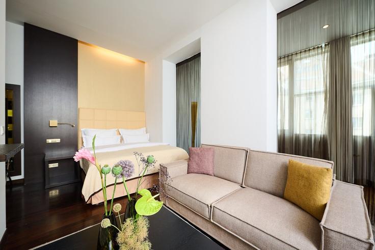 Elegant gestaltetes Wohnzimmer mit moderner Einrichtung in einer Wohnung im Building Vorlaufstraße - medox-restaurant-und-hotelbetriebs-gmbh - 1629777 in Vienna, Vienna Elegant gestaltetes Wohnzimmer mit moderner Einrichtung in einer Wohnung im Building Vorlaufstraße - medox-restaurant-und-hotelbetriebs-gmbh - 1629777 in Vienna, Vienna