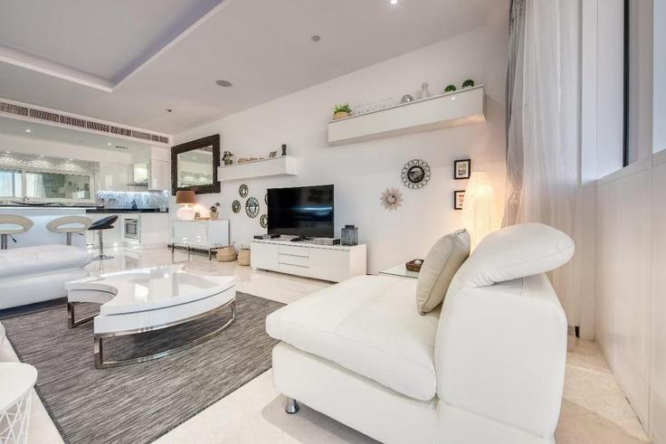 Nakhlat Jumeira, Dubai에 위치한 Building Tariaq Bedon Esm - meerak-homes - 1313998 - DXB 아파트의 세련된 인테리어가 돋보이는 거실 Nakhlat Jumeira, Dubai에 위치한 Building Tariaq Bedon Esm - meerak-homes - 1313998 - DXB 아파트의 세련된 인테리어가 돋보이는 거실