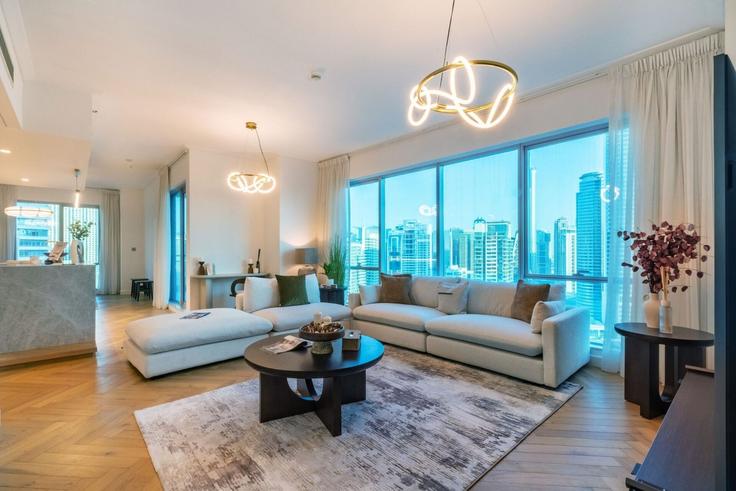 Dubai Dubai MarinaのBuilding Marina Promenade - meerak-vacation-homes - 1497005のアパートメントにある、モダンな家具を備えたエレガントなデザインのリビングルーム