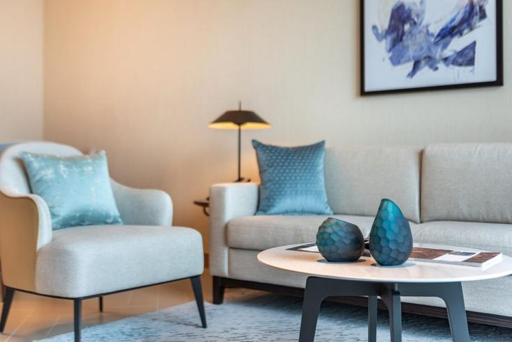 Building Tariaq Bedon Esm - meerak-vacation-homes - 1497006 adresindeki bir dairede modern mobilyalarla zarif bir şekilde tasarlanmış oturma odası Burj Khalifa, Dubai