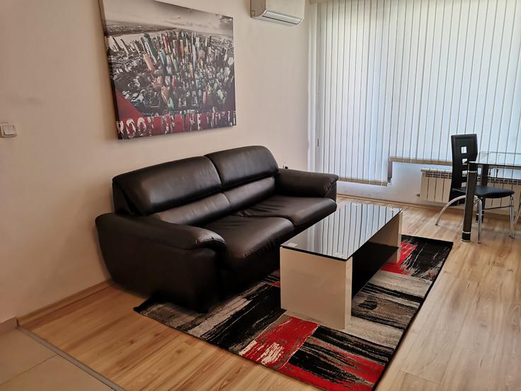 Elegant gestaltetes Wohnzimmer mit moderner Einrichtung in einer Wohnung im Building ulitsa "Golo Bardo" - megafrut-2000-ood - 1571126 in Sofia, Sofia Elegant gestaltetes Wohnzimmer mit moderner Einrichtung in einer Wohnung im Building ulitsa "Golo Bardo" - megafrut-2000-ood - 1571126 in Sofia, Sofia