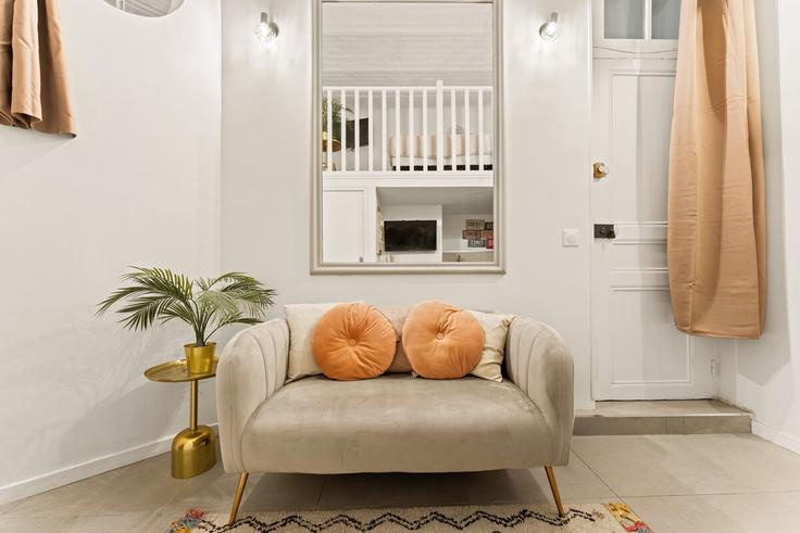 Salle de séjour élégante avec mobilier moderne dans un appartement à Building Avenue Victor Hugo - mekomia - 1539541 à 16th arrondissement, Paris