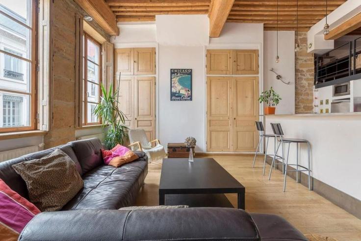 Elegante sala de estar con mobiliario moderno en un apartamento en Building 13 Rue Lanterne, Lyon, France - memorable-place - 1635951 en 1st arrondissement, Lyon Elegante sala de estar con mobiliario moderno en un apartamento en Building 13 Rue Lanterne, Lyon, France - memorable-place - 1635951 en 1st arrondissement, Lyon