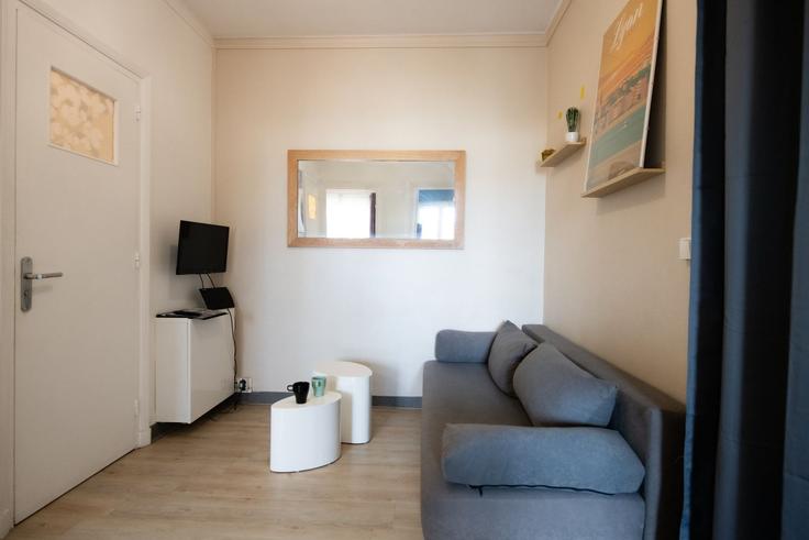 Sala de estar elegantemente projetada com móveis modernos em um apartamento no Building Rue Saint-Maurice - memorable-place - 1515533 em 8th arrondissement, Lyon Sala de estar elegantemente projetada com móveis modernos em um apartamento no Building Rue Saint-Maurice - memorable-place - 1515533 em 8th arrondissement, Lyon