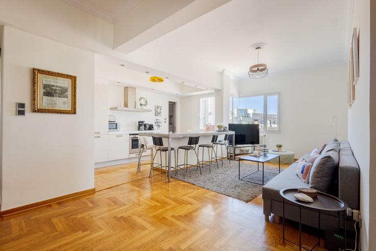 Sala de estar elegantemente projetada com móveis modernos em um apartamento no Building Plateía Mitropóleos - meno-property-management - 1257431 - ATH em Central Athens, Athens