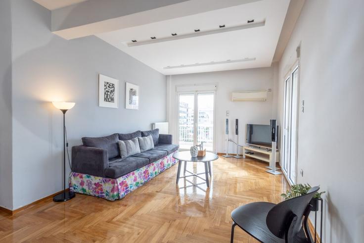 South Athens, Athens에 위치한 Building Redestou - meno-property-management - 1257440 - ATH 아파트의 세련된 인테리어가 돋보이는 거실 South Athens, Athens에 위치한 Building Redestou - meno-property-management - 1257440 - ATH 아파트의 세련된 인테리어가 돋보이는 거실