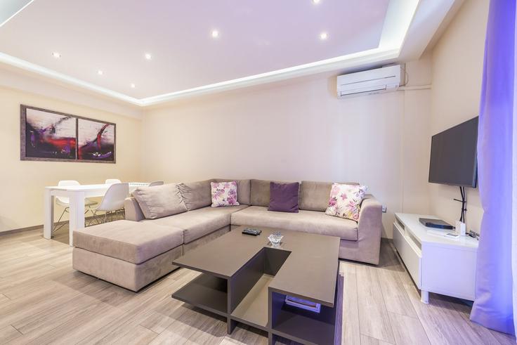 South Athens, Athens에 위치한 Building Kiprou - meno-property-management - 1257476 - ATH 아파트의 세련된 인테리어가 돋보이는 거실 South Athens, Athens에 위치한 Building Kiprou - meno-property-management - 1257476 - ATH 아파트의 세련된 인테리어가 돋보이는 거실