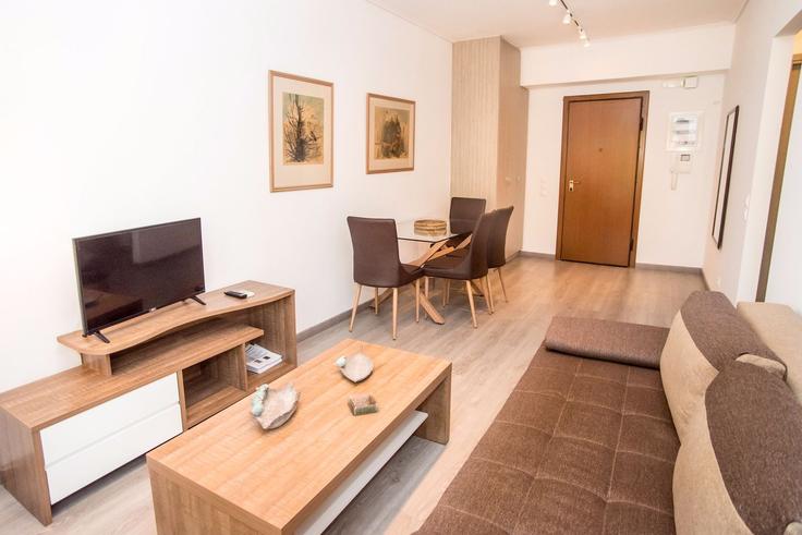 Elegant gestaltetes Wohnzimmer mit moderner Einrichtung in einer Wohnung im Building Grigoriou Lampraki - meno-property-management - 1257474 - ATH in South Athens, Athens