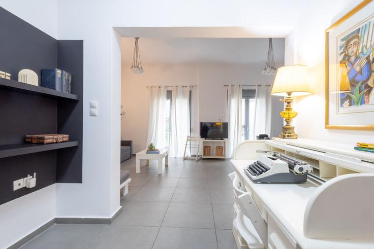 Elegante sala de estar con mobiliario moderno en un apartamento en Building Loid Tzortz - meno-property-management - 1257441 - ATH en Central Athens, Athens Elegante sala de estar con mobiliario moderno en un apartamento en Building Loid Tzortz - meno-property-management - 1257441 - ATH en Central Athens, Athens