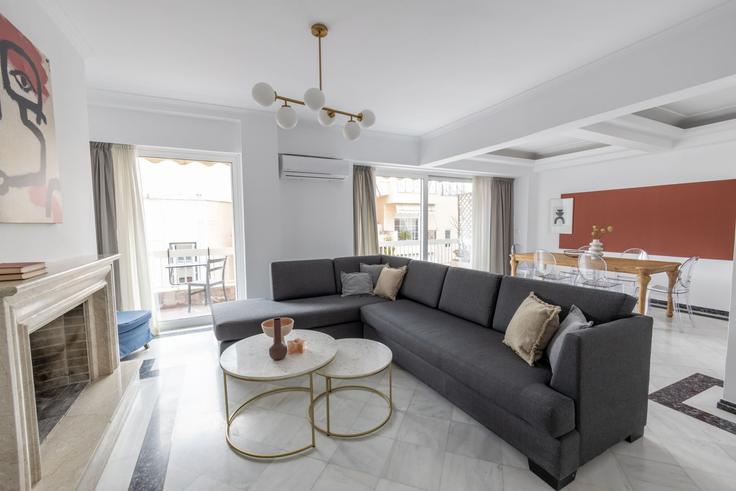Central Athens, Athens에 위치한 Building Rovertou Galli - meno-property-management - 1257477 - ATH 아파트의 세련된 인테리어가 돋보이는 거실 Central Athens, Athens에 위치한 Building Rovertou Galli - meno-property-management - 1257477 - ATH 아파트의 세련된 인테리어가 돋보이는 거실