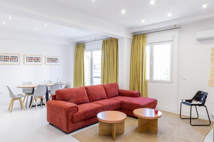 Elegante sala de estar con mobiliario moderno en un apartamento en Building Leoforos Andrea Siggrou - meno-property-management - 1257420 - ATH en Central Athens, Athens