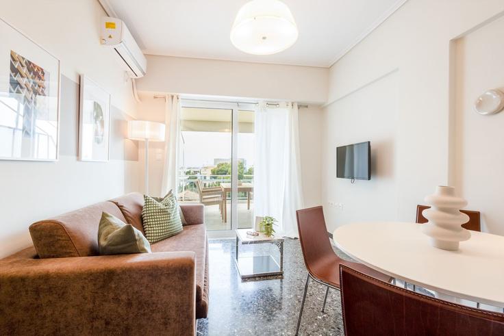 East Athens, Athens에 위치한 Building Esopou - meno-property-management - 1257422 - ATH 아파트의 세련된 인테리어가 돋보이는 거실 East Athens, Athens에 위치한 Building Esopou - meno-property-management - 1257422 - ATH 아파트의 세련된 인테리어가 돋보이는 거실