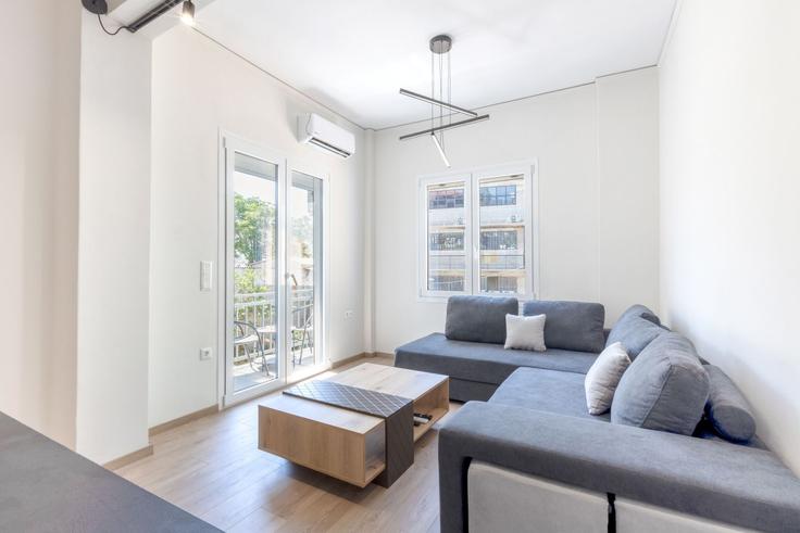 Elegante sala de estar con mobiliario moderno en un apartamento en Building Kastorias - meno-property-management - 1257451 - ATH en Central Athens, Athens