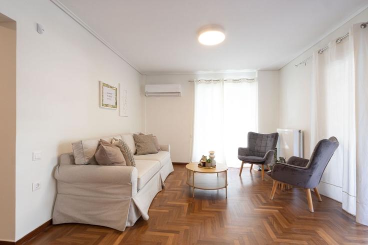 South Athens, Athens에 위치한 Building Esperou - meno-property-management - 1257482 - ATH 아파트의 세련된 인테리어가 돋보이는 거실 South Athens, Athens에 위치한 Building Esperou - meno-property-management - 1257482 - ATH 아파트의 세련된 인테리어가 돋보이는 거실