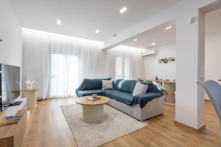 Athens South AthensのBuilding Thiseos - meno-property-management - 1568433のアパートメントにある、モダンな家具を備えたエレガントなデザインのリビングルーム Athens South AthensのBuilding Thiseos - meno-property-management - 1568433のアパートメントにある、モダンな家具を備えたエレガントなデザインのリビングルーム