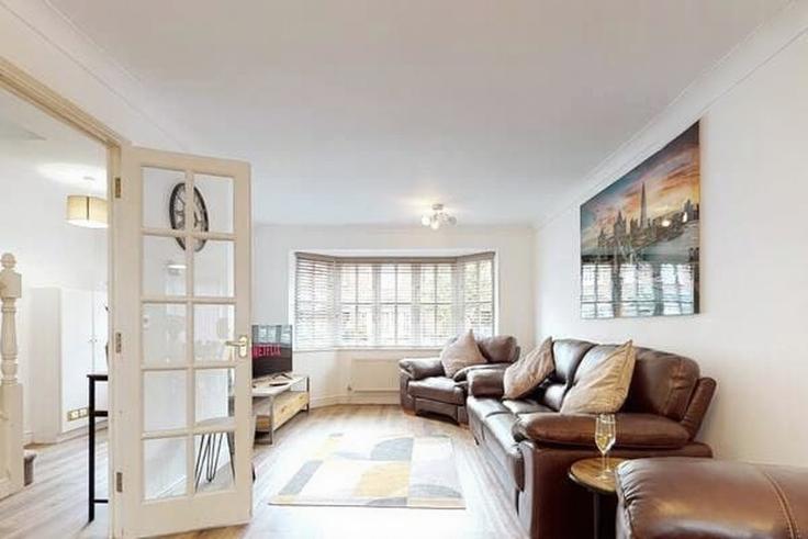 Elegant gestaltetes Wohnzimmer mit moderner Einrichtung in einer Wohnung im Building White Willow Close - mesh-accommodation-ltd - 1578299 in Ashford District, Ashford