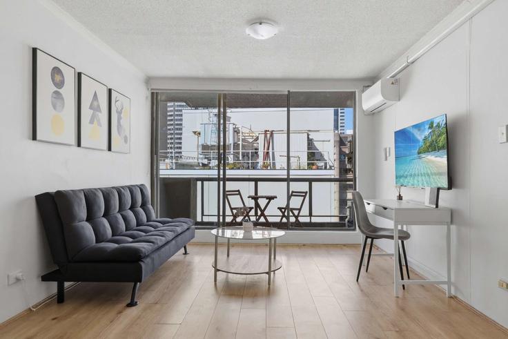 Elegant gestaltetes Wohnzimmer mit moderner Einrichtung in einer Wohnung im Building Sussex Street - metawise-bnb - 1538907 in Sydney, Sydney Elegant gestaltetes Wohnzimmer mit moderner Einrichtung in einer Wohnung im Building Sussex Street - metawise-bnb - 1538907 in Sydney, Sydney