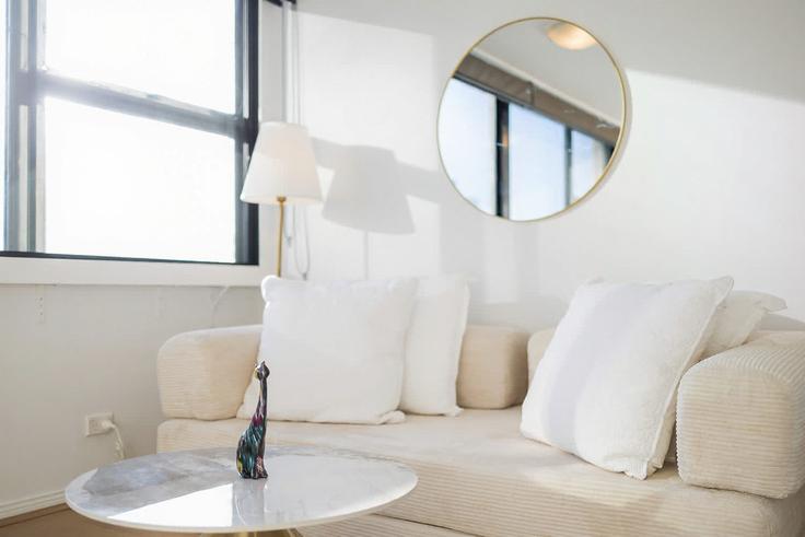 Elegante sala de estar con mobiliario moderno en un apartamento en Building College Street - metawise-bnb - 1584691 en Darlinghurst, Sydney Elegante sala de estar con mobiliario moderno en un apartamento en Building College Street - metawise-bnb - 1584691 en Darlinghurst, Sydney