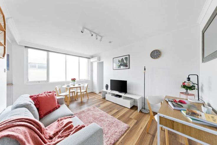 Building Hotham Street - mfa - 1347462 adresindeki bir dairede modern mobilyalarla zarif bir şekilde tasarlanmış oturma odası Balaclava, Melbourne