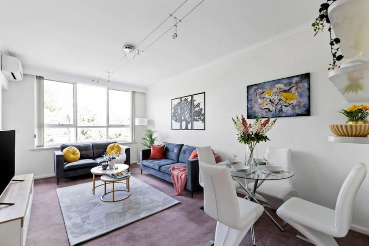 Building Allan Road - mfa - 1347464 adresindeki bir dairede modern mobilyalarla zarif bir şekilde tasarlanmış oturma odası Saint Kilda East, Melbourne