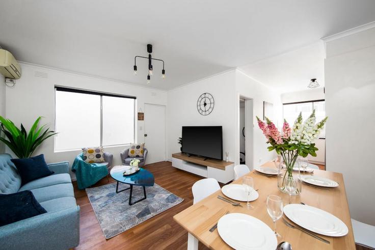Sala de estar elegantemente projetada com móveis modernos em um apartamento no Building Victoria Avenue - mfa - 1347473 em Albert Park, Melbourne