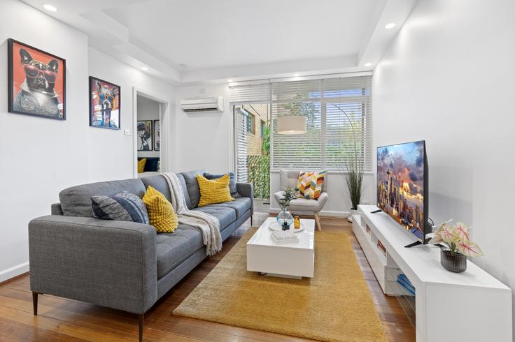 Building William Street - mfa - 1347488 adresindeki bir dairede modern mobilyalarla zarif bir şekilde tasarlanmış oturma odası South Yarra, Melbourne