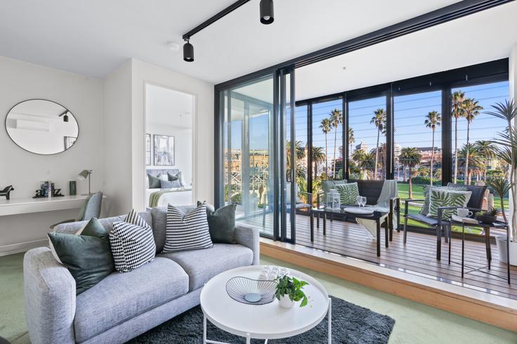 Building Chaucer Street - mfa - 1347489 adresindeki bir dairede modern mobilyalarla zarif bir şekilde tasarlanmış oturma odası St Kilda, Melbourne